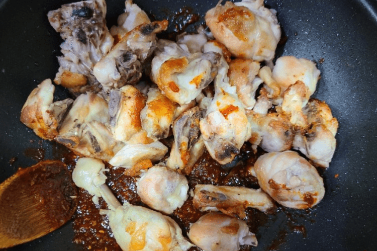 Korean Yangnyeom Chicken, 구운 닭에 소스를 넣는 이미지