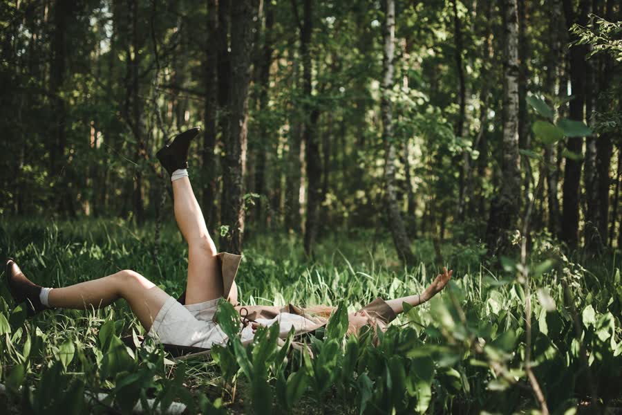 Digital detox weekend routine: lying in a forest clearing with nothing in hand